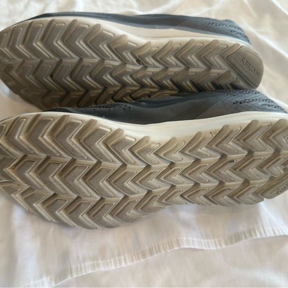 Brook’s running shoes - men’s lightly used - size 10 - Picture 4 of 10